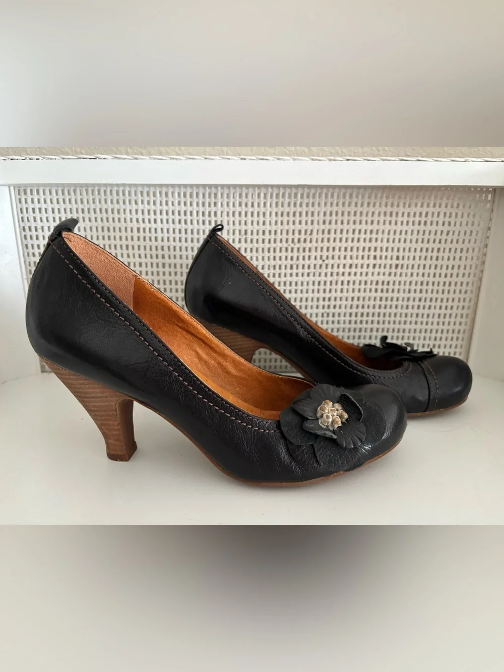 Naya Black Leather Flower Accent Pumps - Sz 8-1/2 - Like New